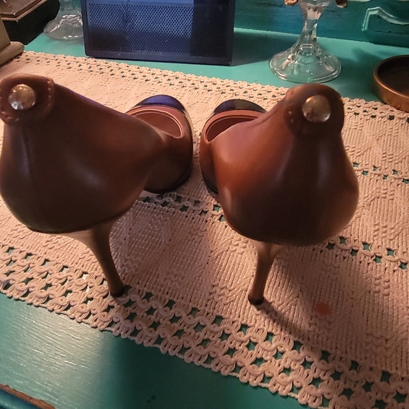 Michael Kors Women's Black and Brown Heels Size 7 - Picture 6 of 6